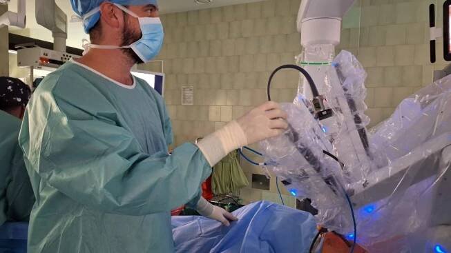 Chirurg Jiří Vachtenheim při robotické operaci plic se systémem da Vinci | foto: Andrea Skalická,  Český rozhlas