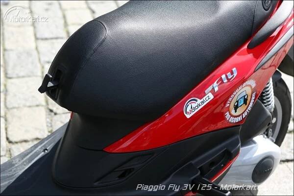 Fotogalerie Piaggio Fly 125 3V vs Yamaha D'elight 125 | Motorkáři.cz