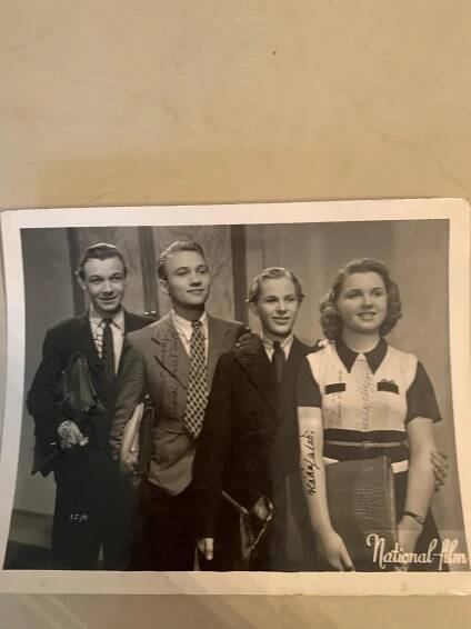 Fotografie herců s osobním věnováním - Kemr, Hrušínský, Májová, Salač.