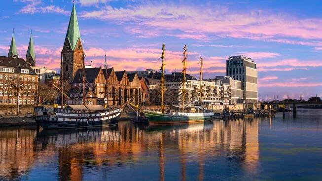 Das Weserufer lädt in Bremen zum Schlendern und zur Bootsfahrt ein
