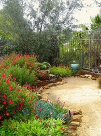 Kamenné záhony do zahrady: nejlepší nápady a tipy dekorem od krajinářů | Architektura, konstrukce a návrh interiéru.
