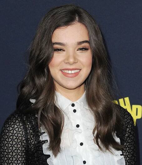 Wavy Hairstyle Inspiration Fom the Pitch Perfect 2 Premiere
