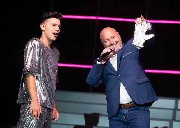 Splněný sen Honzy Bendiga: Michal David přišel, zazpíval a dal mu rukavici krále popu! I s podpisem
