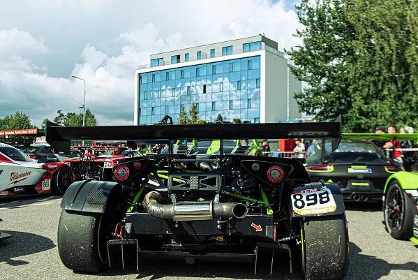 Bývalé monoposty F1 a další rychlá auta na Masarykově okruhu. Podívejte se