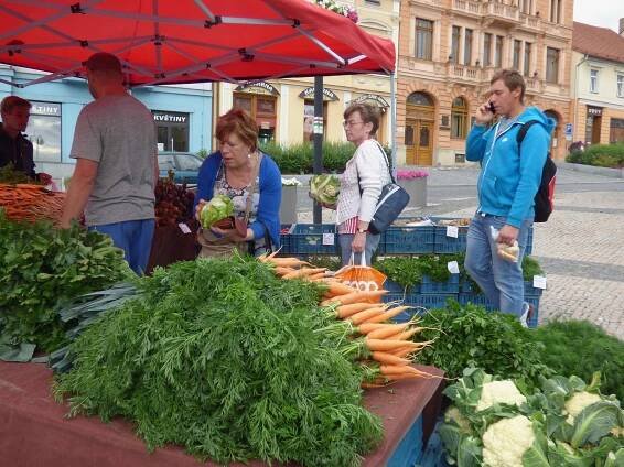 Šlágry farmářských trhů: brambory, koláče a bylinky