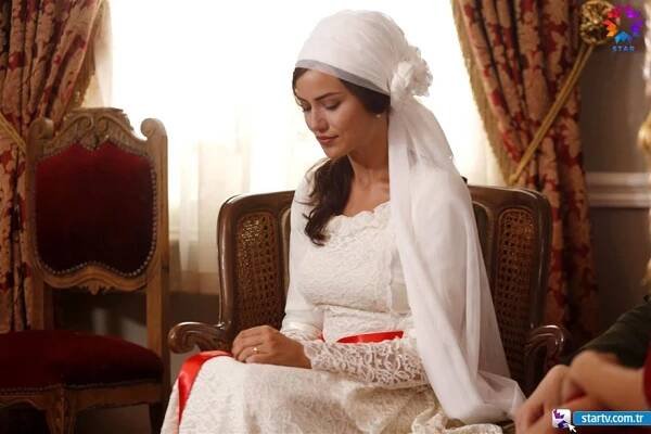 Fahriye Evcen Could Not Save "Kurt Seyit and Sura" - Turkish Celebrity News