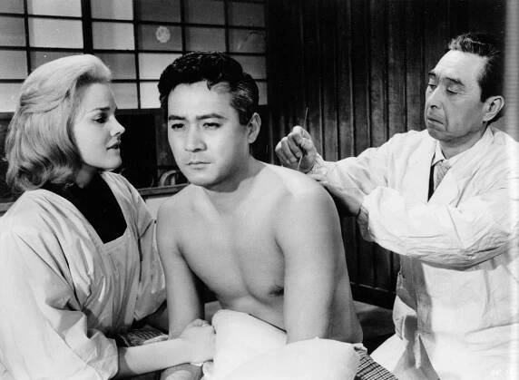 Carroll Baker, James Shigeta - Bridge to the Sun - Z filmu
