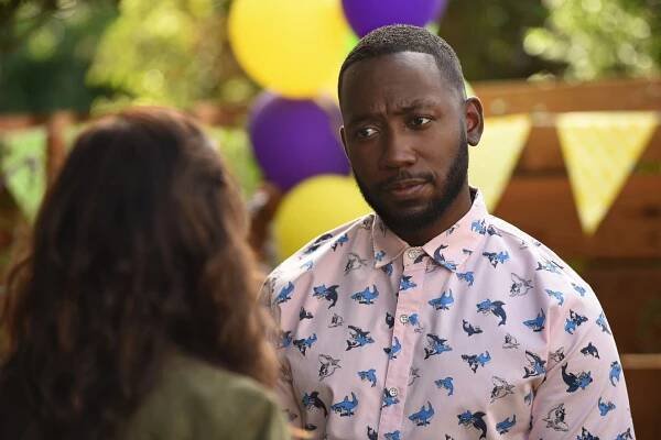 Nová holka - O tři roky později - Z filmu - Lamorne Morris