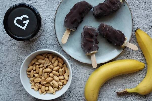 Banánové snickers nanuky (recept) - Goodie.cz