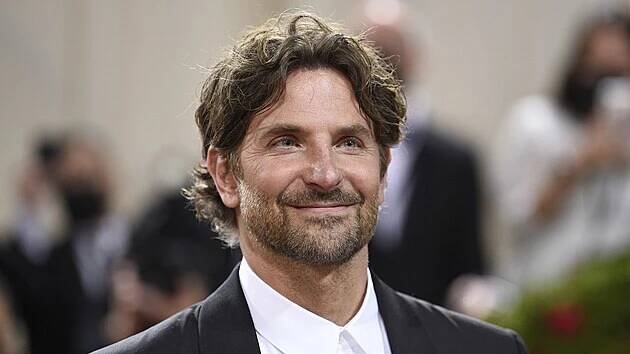 Bradley Cooper na Met Gala (New York, 2. května 2022)