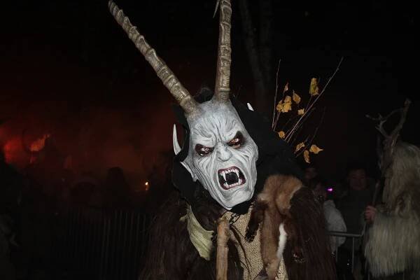 Krampusové naháněli hrůzu ve Vyšším Brodě. Výtěžek akce putoval na dobrou věc
