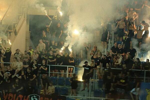 Fanoušci AIK Stockholm při zápase v Uherském Hradišti.