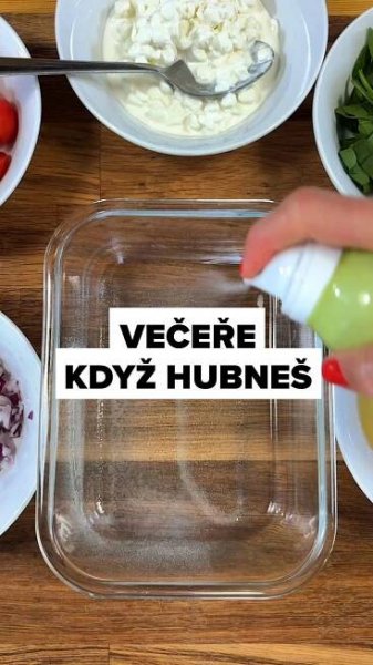 Hledáš rychlou a zdravou večeři, která tě zasytí a nezabere skoro žádný čas? Tahle zapečená zeleninová omeleta je přesně ono. Stačí smíchat všechno v misce, dát do trouby a za 20 minut máš hotovo. Skvělá i do krabičky nebo jako snídaně na studeno. Celý recept najdeš po kliknutí na PIN. #vecereprihubnuti #zdravaomeleta #fitjidlo