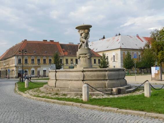 Kašna na Masarykově náměstí v Josefově | Drobné památky 