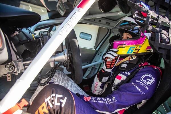 Aliyyah a Yasmeen v hodně dobré společnosti aneb když motoristická jablka nepadají daleko od stromu | BUGGYRA Racing
