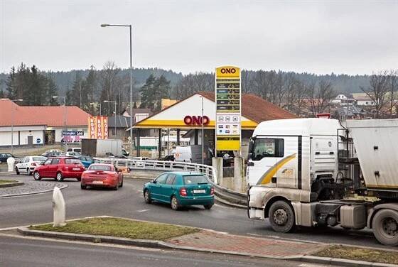 Kvůli levným pohonným hmotám se v Plané nad Lužnicí u čerpací stanice ONO často...