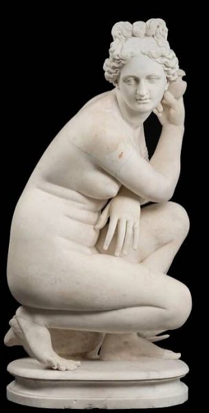 Statue of crouching Aphrodite. The goddess, with its sinuous shape, modestly covers herself with her arms adorned with a smooth bracelet and a snake-shaped armilla. 