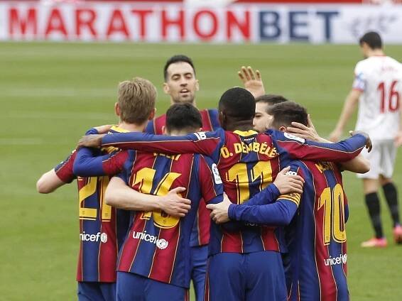 Futbalisti FC Barcelona oslavujú gól