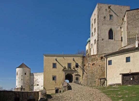 Hrad Buchlov - akce, otevírací doba, vstupné, ubytování, foto, prohlídky, počasí
