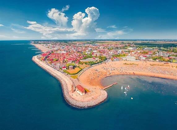 IT_Caorle_mesto_plaz_letecka.jpg