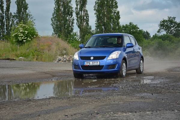 Zapomeňte na velká a rozežraná SUV. Tohle je spolehlivá čtyřkolka, jejíž provoz stojí pár korun