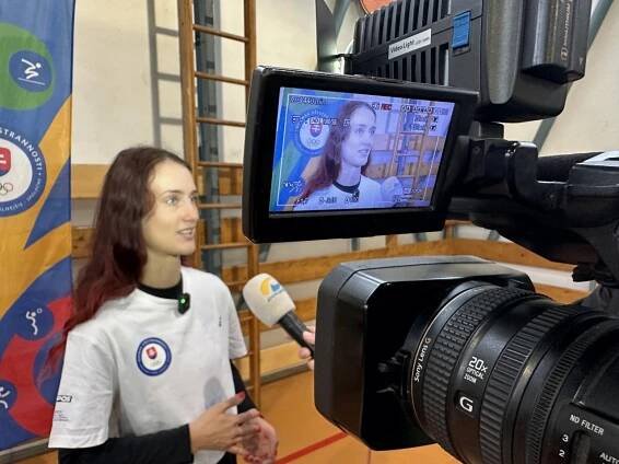 Aktuality - Demitrovka motivuje deti k pohybu, na školu zavítala Monika Chochlíková - Oficiálne stránky mesta Dubnica nad