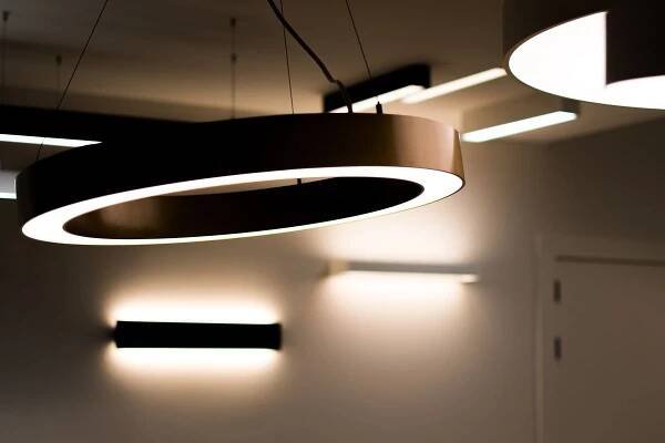 Reference - Realizace osvětlení Showroom - Framaz | Halla, a.s. 