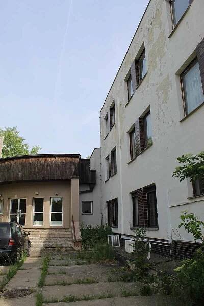 Bývalý vojenský areál tyčící se nad Újezdem u Brna je na prodej. Město za něj chce dvacet milionů korun.