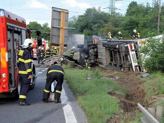 Na Jižní spojce se převrátil kamion, po nehodě začal hořet