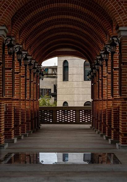 Základová fotografie na téma abstraktní architektury, architektura, černobílý, chodník, chodníky pro chodce, cihla, cihlový