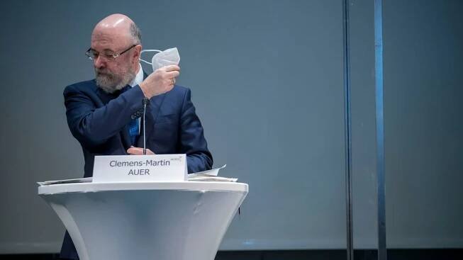 Impfkoordinator Clemens Martin Auer befreit sich von der Maskenpflicht