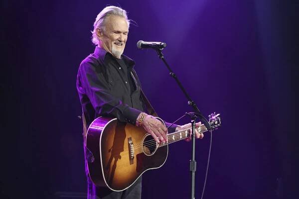 Otec z neho chcel mať vojaka, on sa rozhodol, že bude pesničkárom. Zomrel Kris Kristofferson