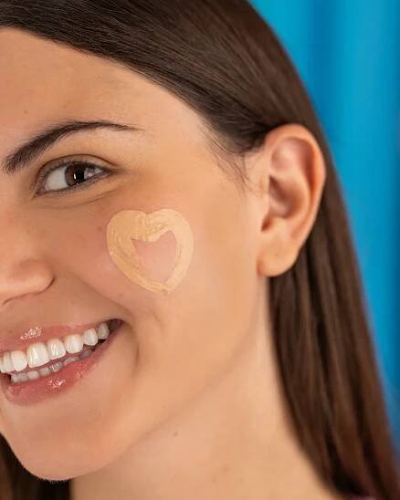 Apivita Aqua Beelicious Tinted Fluid SPF30 lehký tónovací fluid pro rozjasnění pleti