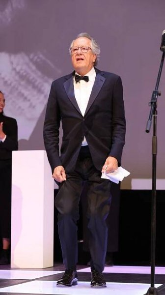 MFF KV 2024: Kdo usedne v porotě? Vrací se i hvězdný Geoffrey Rush!