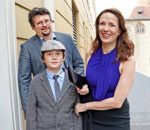 Před třemi lety se vdala za divadelního režiséra Jakuba Nvotu, z prvního manželství s Petrem Kracíkem má syna Antonína.