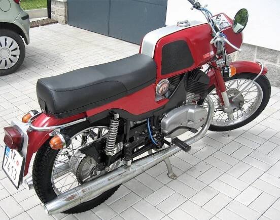 Jawa z roku 1954 za nejméně 800 000 Kč, skoro netknutá zelená Škoda 105 S za 400 000 Kč i Velorex z roku 1960 za 199 000 Kč! Padne na podzimní české retroburze další rekord?