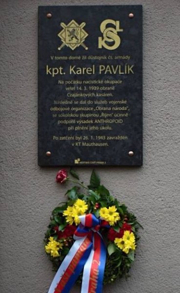 Praha 2 odhalila pamětní desku hrdinovi druhého odboje Karlu Pavlíkovi – Pražský DEN