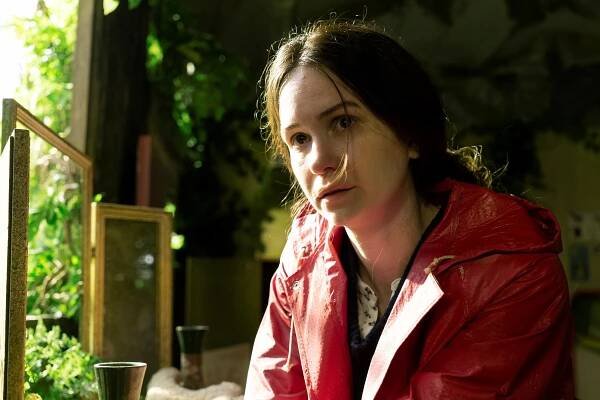 Třetí den - Sunday - The Ghost - Z filmu - Katherine Waterston