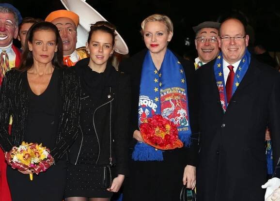 22. Januar 2013: Prinzessin Stéphanie, ihre Tochter Pauline Ducruet, Fürstin Charlène und Fürst Albert besuchen die Gala des "37th International Circus Festival of Monte Carlo" in Monaco.