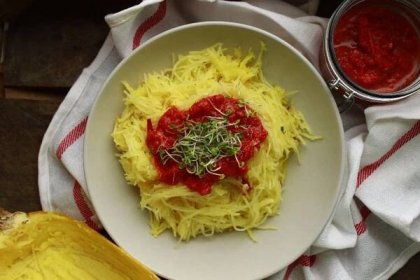 Špagetová dýně s paprikovou omáčkou