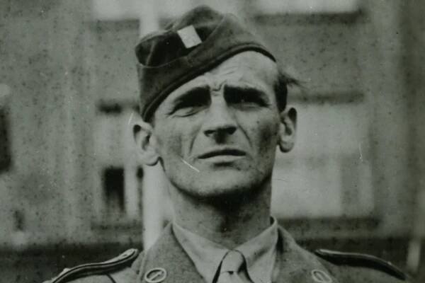 Josef Buršík v roce 1945 | foto: Wikimedia Commons,  Fotoarchiv Vojenského historického ústavu,  Karton č. 424,  číslo 12424,  CC BY-SA 3.0
