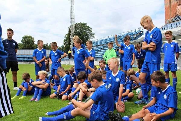 Trenér reprezentace Jaroslav Šilhavý a jednadvacítky Jan Suchopárek navštívili letní přípravný kemp mládeže SK Kladno.