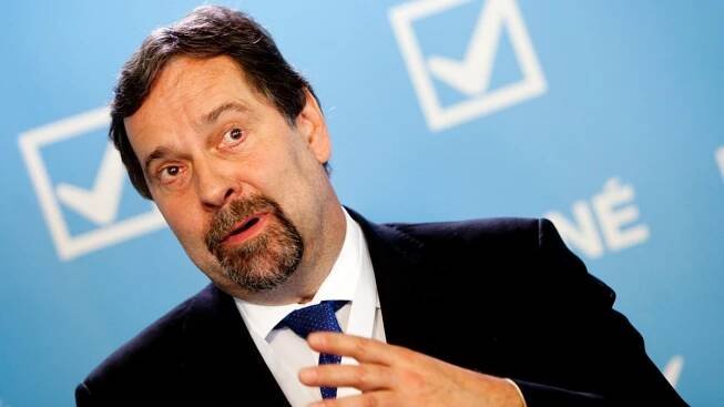 Radek John obhájil post šéfa Věcí veřejných, těsně porazil Klasnovou