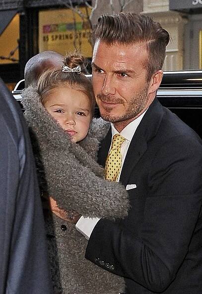 Znuděná Harper Beckham se během přehlídky své maminky Victorie šťourala v nose