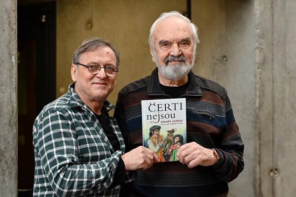 Zdeněk Svěrák (vpravo) s ilustrátorem jeho knihy... | iROZHLAS - spolehlivé zprávy
