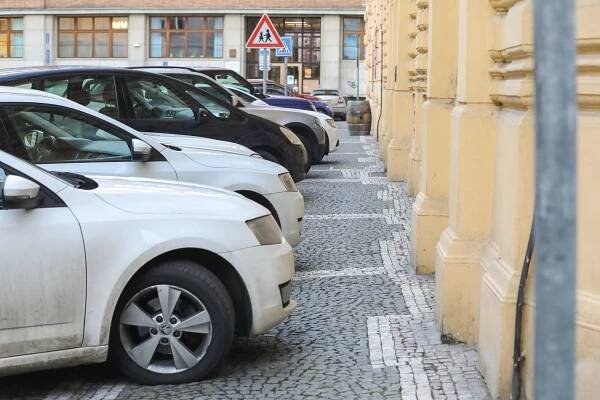 Stání pod Karlovým mostem i "garáž" v divadle. Parkování v centru Prahy obrazem