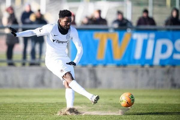 Benjamin Tetteh ze Sparty proměňuje nařízenou penaltu.