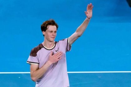 Jannik Sinner ve finále Australian Open otočil zápas proti Daniilu Medveděvovi a slaví premiérový grandslamový titul