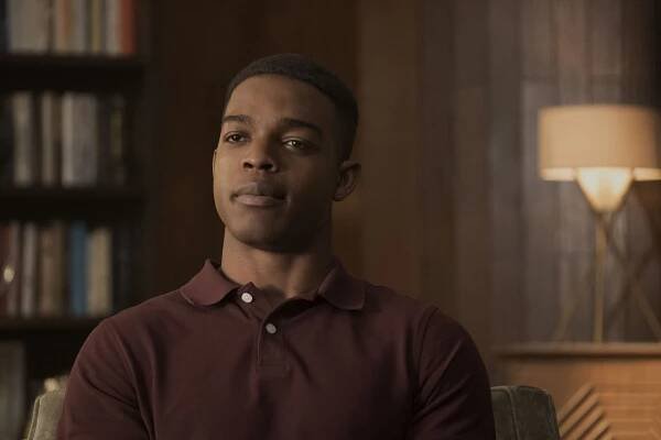 Homecoming - Série 1 - Povinné - Z filmu - Stephan James