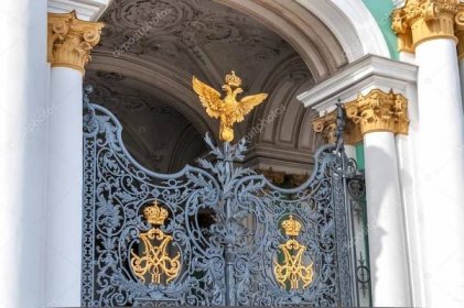 Uzavřené brány do Zimní palác (Ermitáž) v st petersburg, Rusko — Stock Fotografie © Elf+11 #45332109
